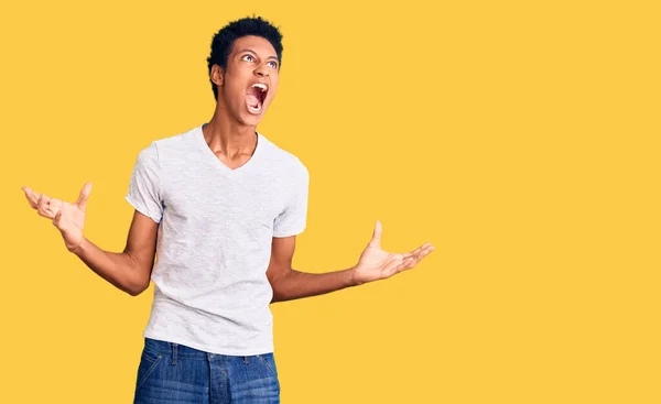 Νεαρός Αφροαμερικάνος Που Φοράει Λευκό Μπλουζάκι Τρελό Και Τρελό Φωνάζοντας — Φωτογραφία Αρχείου