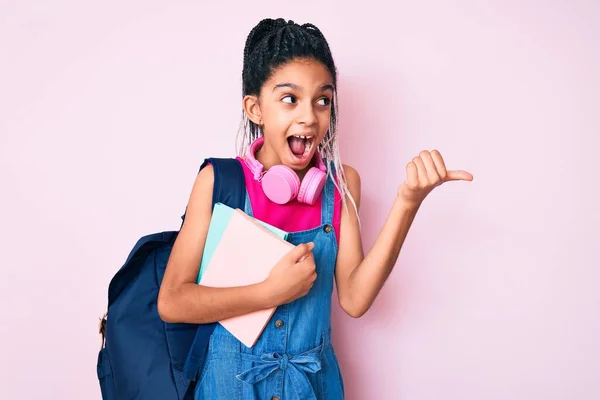 Joven Niña Afroamericana Con Trenzas Sosteniendo Mochila Estudiantil Libros Apuntando —  Fotos de Stock