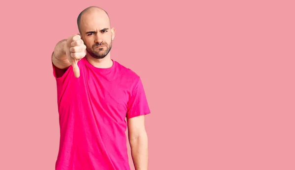 Homem Bonito Jovem Vestindo Camisa Casual Olhar Infeliz Irritado Mostrando — Fotografia de Stock