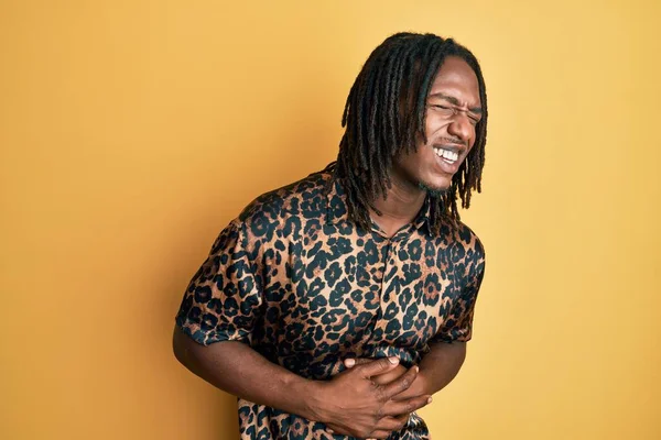 Hombre Afroamericano Con Trenzas Con Camisa Estampado Animal Leopardo Con —  Fotos de Stock