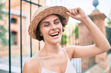 Genç İspanyol kadın tatilde. Gülümsüyor. Şehrin caddesinde mutlu yürüyüşler.