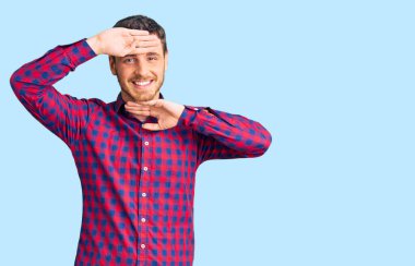 Ayı gömleği giyen yakışıklı genç adam gülümseyen, gülümseyen ve elleri yüzünü gösteren bir yuhalama oyunu oynuyor. Şaşırdım ve çıktım. 