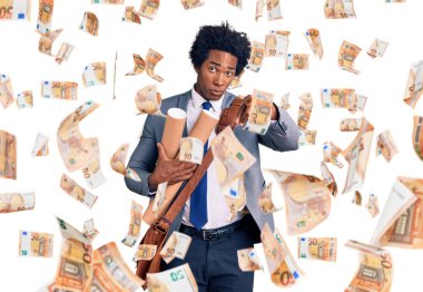 Afro saçlı yakışıklı bir Amerikalı. Elinde kağıt planlar var. Kamerayı işaret ediyor. Kendine güveni tam bir jest.