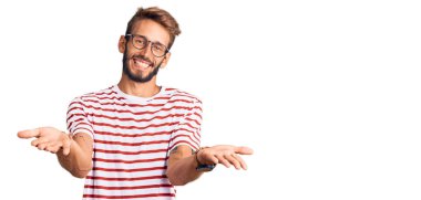 Sakallı, sıradan kıyafetler giyen, gözlüklü, neşeli gülümseyen, yardım eli uzatan ve kabullenen yakışıklı sarışın adam.. 