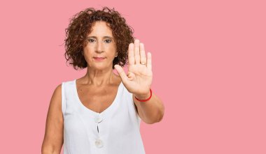 Güzel orta yaşlı olgun bir kadın, günlük beyaz gömlek giyip avucuyla şarkı söylemeyi kesiyor. Yüzünde olumsuz ve ciddi bir jest olan uyarı ifadesi. 