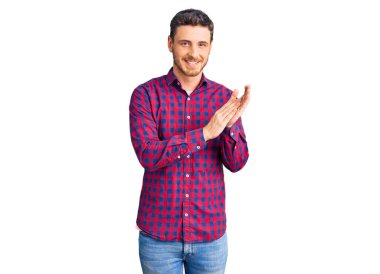 Ayı gibi giyinmiş yakışıklı genç adam, el çırpıyor ve alkışlıyor, mutlu ve neşeli, gururlu eller bir arada. 