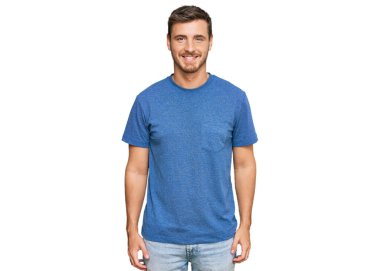 Yüzünde mutlu ve havalı bir gülümseme olan günlük kıyafetler giyen yakışıklı beyaz bir adam. şanslı kişi. 