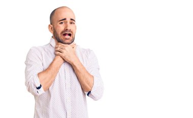 Zarif gömlek giyen genç yakışıklı adam bağırıyor ve boğularak ölüyor çünkü acı verici bir boğulma. Sağlık problemi. Boğulma ve intihar konsepti. 