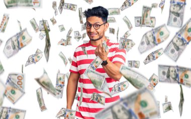 Yakışıklı Latin Amerikalı gündelik kıyafetler ve gözlük takan genç adam seni buraya davet ediyor.