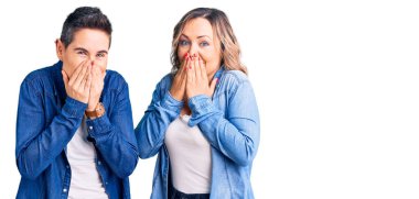 Gündelik kıyafetler giyen, gülen, kıkırdayan, ağzı ellerle kapatan, dedikodu ve skandal konsepti olan iki kadın. 