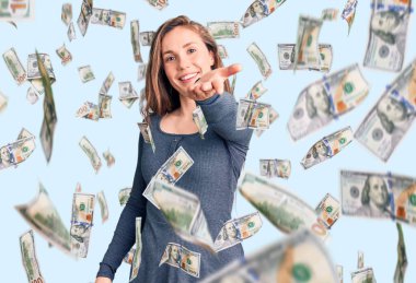 Genç, güzel, sarışın bir kadın sıradan bir elbise giyiyor. Gülümsüyor, dostça el sıkışarak selamlıyor ve hoş geldin diyor. başarılı iş.