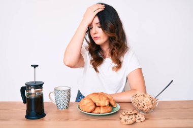 Genç, güzel esmer kadın sabah kahvaltısını masada oturuyor. Hatayla el ele tutuşup şaşırmış. Hatayı hatırla. Unuttum, kötü hafıza kavramı. 