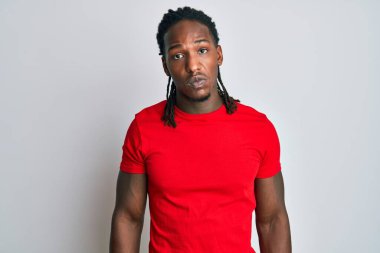 Saçları örgülü, depresif ve üzüntülü, sinirli ve korkmuş Afrikalı Amerikalı bir adam. hüzünlü ifade. 