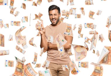 Yakışıklı, sıradan kıyafetler giyen, gülümseyen, kameraya göz kırpan, parmaklarıyla zafer işareti yapan İspanyol bir adam. İki numara..