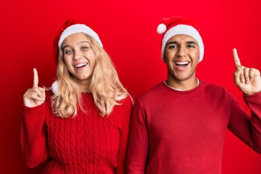 Yılbaşı şapkası takmış, başarılı bir fikri işaret eden genç bir çift. Heyecanlı ve mutlu. Bir numara.. 