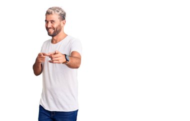 Gündelik tişört giyen genç yakışıklı sarışın dudakları parmaklarıyla sessiz olmak istiyor. sessizlik ve gizli konsept. 