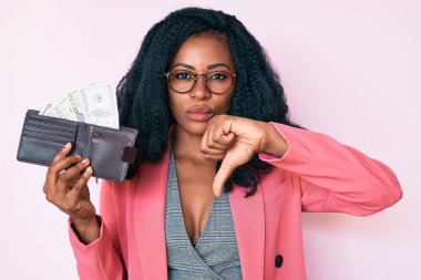 Güzel Afrikalı bir kadın cüzdanını elinde tutuyor. Kızgın yüzlü, negatif işaretli. Başparmakları aşağıda, reddedilme kavramından hoşlanmadığını gösteriyor. 