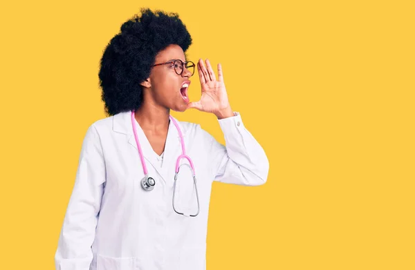 Joven Mujer Afroamericana Vistiendo Abrigo Médico Estetoscopio Gritando Gritando Fuerte — Foto de Stock