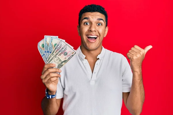 Dolarları Tutan Genç Arap Adam Başparmağıyla Yan Tarafa Bakıyor Ağzı — Stok fotoğraf