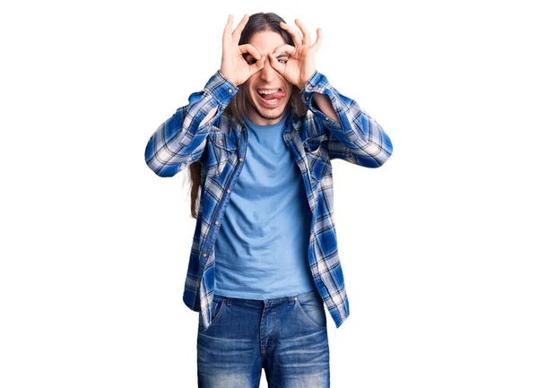 Hombre Adulto Joven Con Pelo Largo Con Camisa Casual Haciendo —  Fotos de Stock