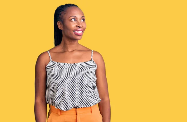 Junge Afrikanisch Amerikanische Frau Lässiger Kleidung Die Mit Einem Lächeln — Stockfoto