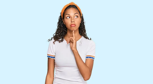 Ung Afrikansk Amerikansk Flicka Bär Casual Kläder Tänkande Koncentrerad Tvivel — Stockfoto