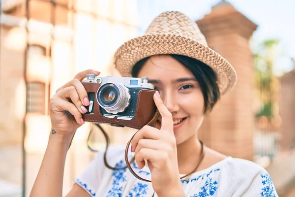 Giovane Ragazza Turistica Latina Vacanza Sorridente Felice Con Fotocamera Vintage — Foto Stock