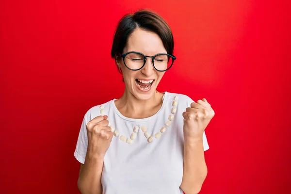 Jonge Brunette Vrouw Met Kort Haar Dragen Casual Kleding Bril — Stockfoto