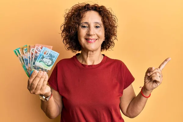 Mulher Madura Meia Idade Bonita Segurando Dólares Australianos Sorrindo Feliz — Fotografia de Stock