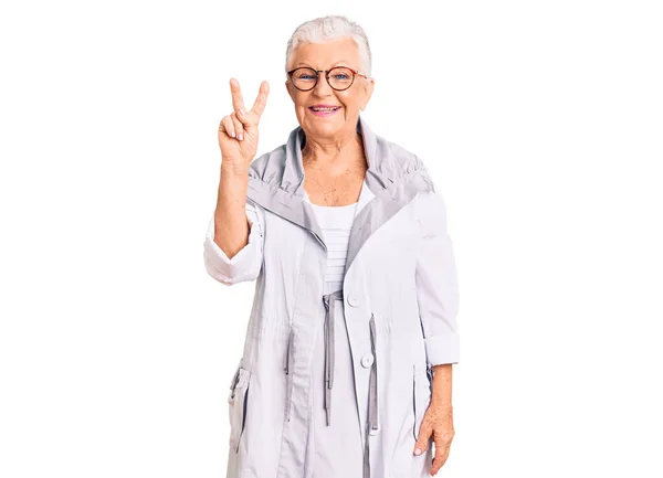 Mulher Bonita Sênior Com Olhos Azuis Cabelos Grisalhos Vestindo Roupas — Fotografia de Stock