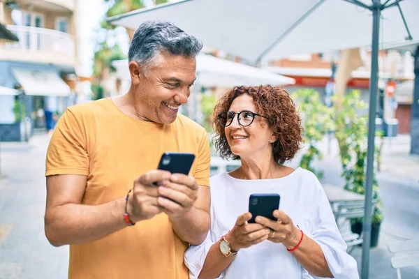 Medelålders Par Ler Glada Med Hjälp Smartphone Gatan Staden — Stockfoto