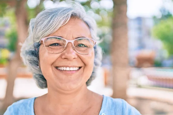 Mujer Mediana Edad Con Pelo Gris Sonriendo Feliz Aire Libre —  Fotos de Stock