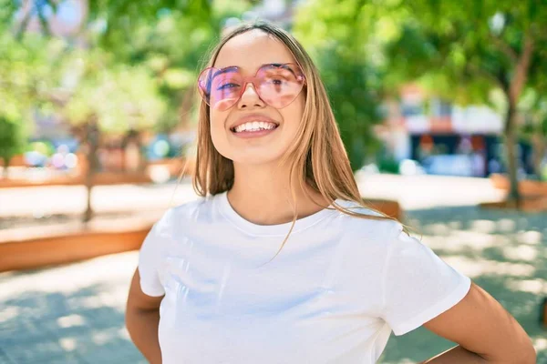 Jovem Bela Mulher Branca Loira Sorrindo Feliz Livre Dia Ensolarado — Fotografia de Stock