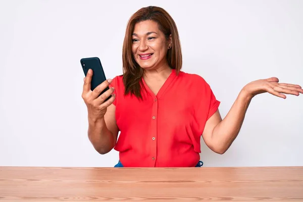 Middelbare Leeftijd Brunette Spaanse Vrouw Met Behulp Van Smartphone Zitten — Stockfoto