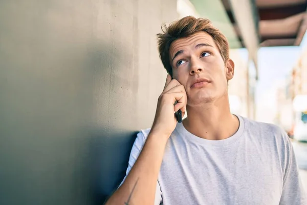Νεαρός Καυκάσιος Άνδρας Σοβαρή Έκφραση Που Μιλάει Στο Smartphone Της — Φωτογραφία Αρχείου