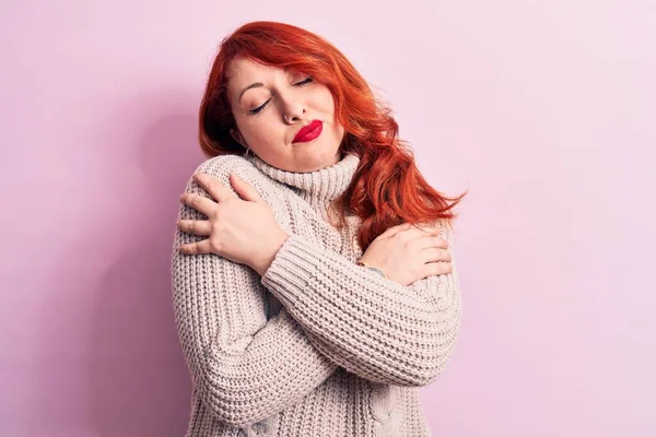 Young Beautiful Redhead Woman Wearing Casual Turtleneck Sweater Pink Background — Stock Photo, Image