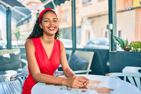 Jong Afrikaans Amerikaans Meisje Glimlachen Gelukkig Zittend Tafel Bij Coffe — Stockfoto