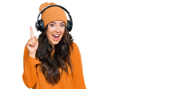 Güzel Esmer Müzik Dinleyen Genç Bir Kadın Kulaklıkla Başarılı Bir — Stok fotoğraf