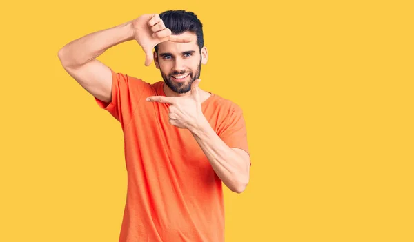 Homem Bonito Jovem Com Barba Vestindo Shirt Casual Sorrindo Fazendo — Fotografia de Stock