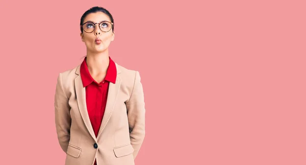 Jovem Mulher Bonita Vestindo Camisa Negócios Óculos Fazendo Cara Peixe — Fotografia de Stock