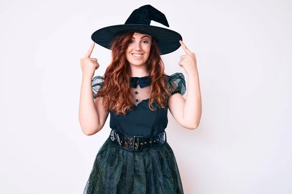 Jovem Mulher Bonita Vestindo Bruxa Halloween Traje Sorrindo Apontando Para — Fotografia de Stock