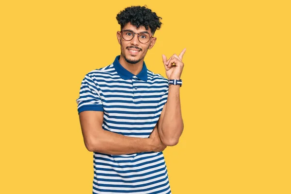 Jovem Árabe Vestindo Roupas Casuais Óculos Com Grande Sorriso Rosto — Fotografia de Stock