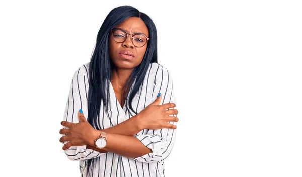 Ung Afrikansk Amerikansk Kvinna Bär Casual Kläder Och Glasögon Skakar — Stockfoto