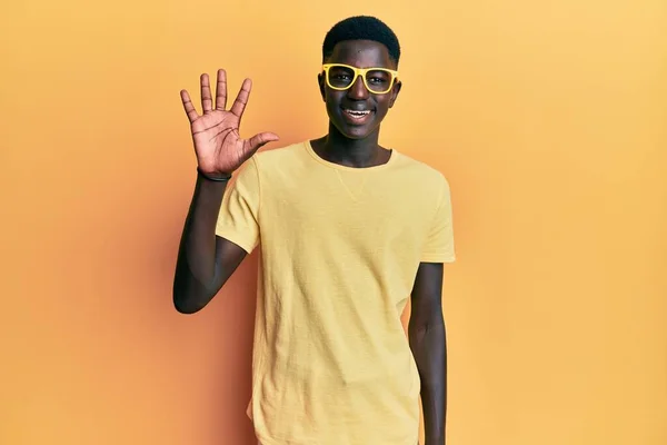 Ung Afrikansk Amerikan Man Bär Casual Kläder Och Glasögon Visar — Stockfoto