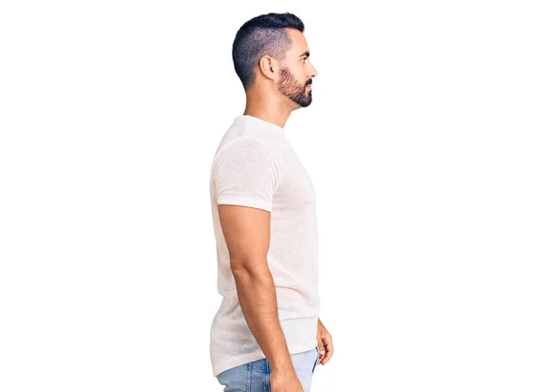 Mladý Hispánec Nosí Ležérní Oblečení Hledá Stranu Relaxační Profil Pózovat — Stock fotografie