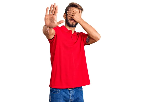 Bonito Loiro Com Barba Vestindo Roupas Casuais Cobrindo Olhos Com — Fotografia de Stock