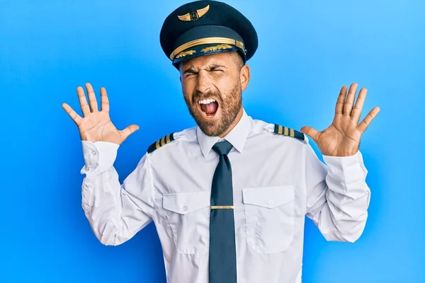 Schöner Mann Mit Bart Flugzeugpilotenuniform Der Verrückt Und Erfolgsverrückt Mit — Stockfoto