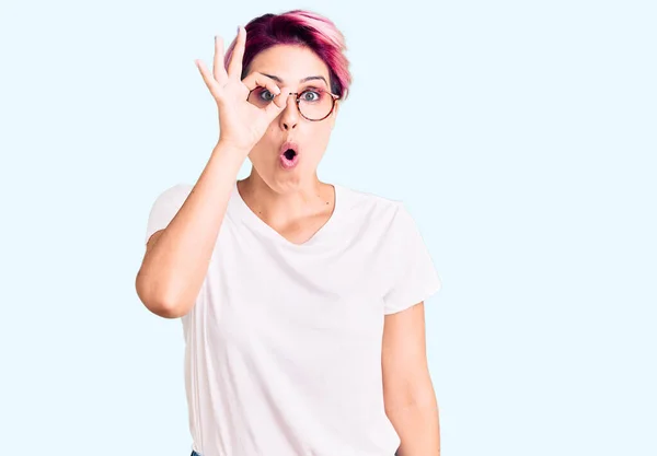 Young Beautiful Woman Pink Hair Wearing Casual Clothes Glasses Doing — Stock Photo, Image