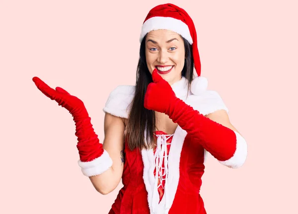 Joven Hermosa Mujer Caucásica Vistiendo Traje Santa Claus Mostrando Palma — Foto de Stock