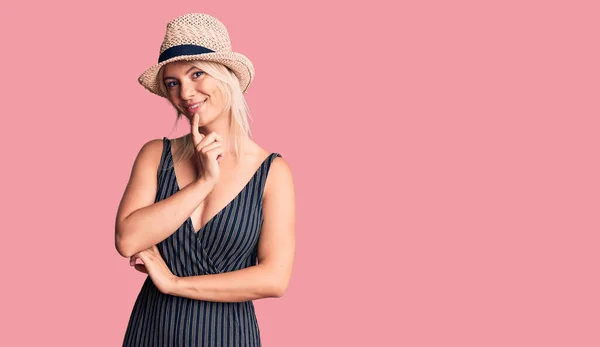 Yazlık Şapkası Elbisesi Olan Genç Güzel Sarışın Kadın Kameraya Kendinden — Stok fotoğraf